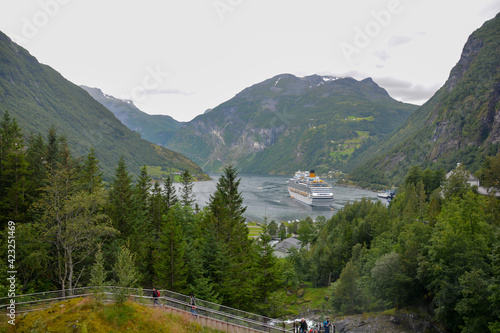 Geiranger Fjord mit Kreuzfahrtschiff