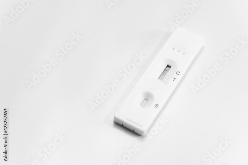 фотографія COVID-19 rapid test kit is a qualitative lateral flow immunochromatographic assa