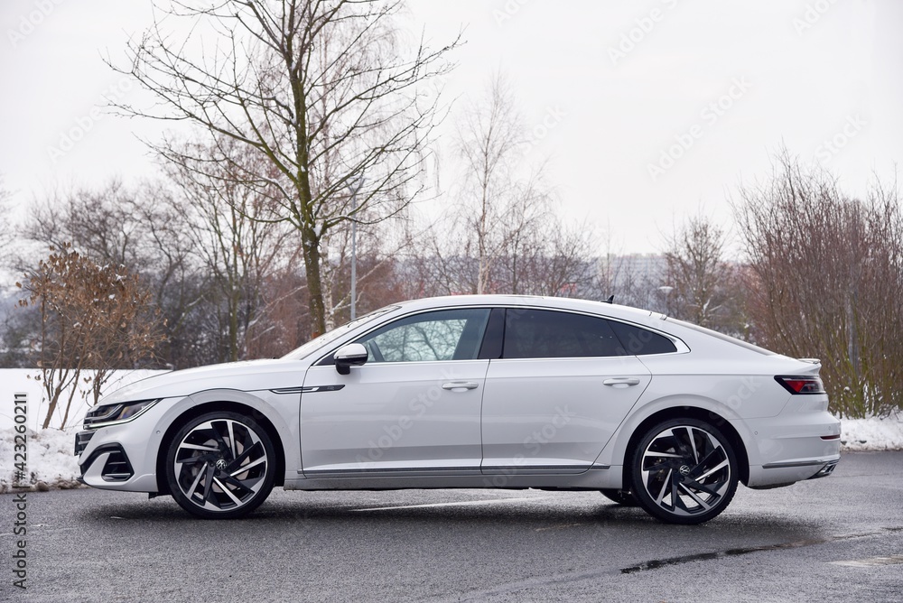 Volkswagen Arteon línea R. DSG4Motion. Vista lateral de un coche. arteon colombia Volkswagen Arteon línea R. DSG4Motion. Vista lateral de un coche.