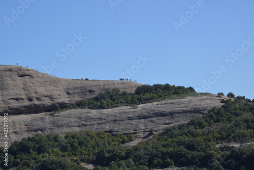 Grupo de jóvenes bajando un pico con cierto peligro. © francescva