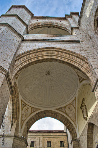 Vista en perspectiva de cúpulas exteriores torre campanario iglesia monasterio de San Benito el real en Valladolid