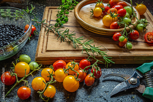 Ingredientes y verduras orgánicas frescas en una tabla de madera para cortar photo