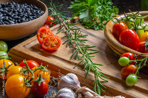 Ingredientes y verduras orgánicas frescas en una tabla de madera para cortar