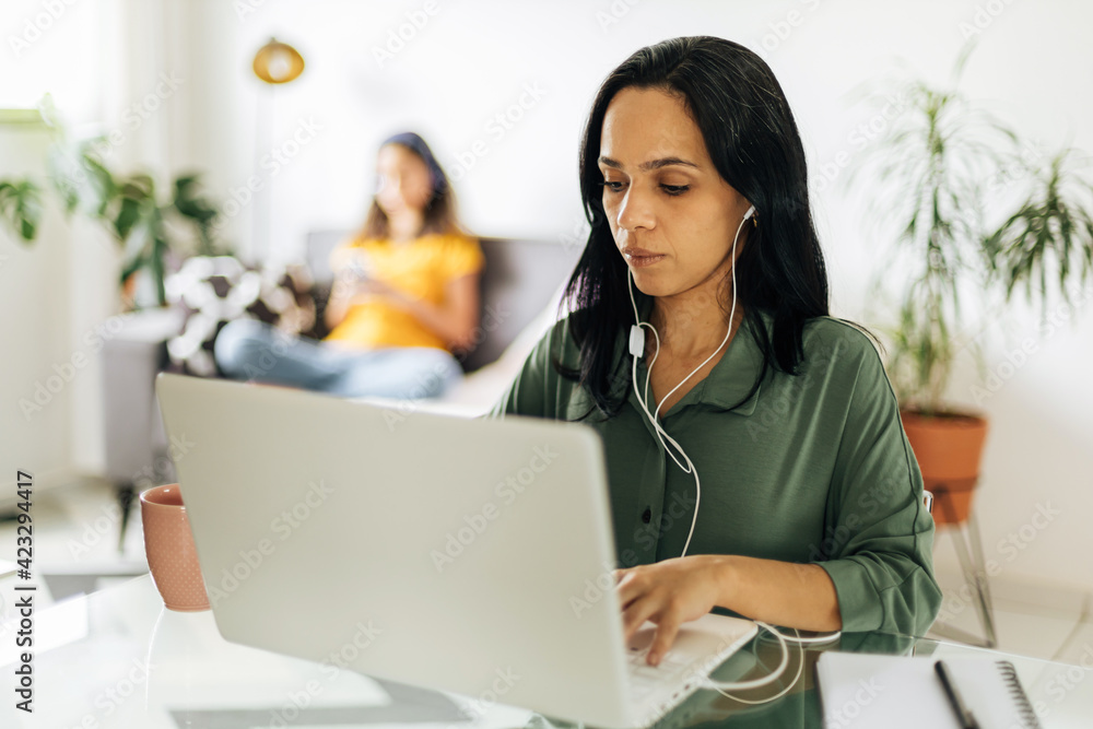 Single mother working from home with preteen daughter around Single mother working from home with preteen daughter around