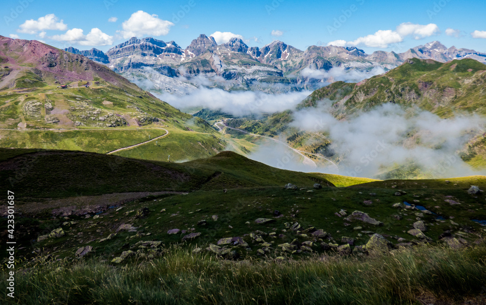 Obraz premium Piedras y praderas de alta montaña con las altas cumbres de los Pirineos españoles al fondo