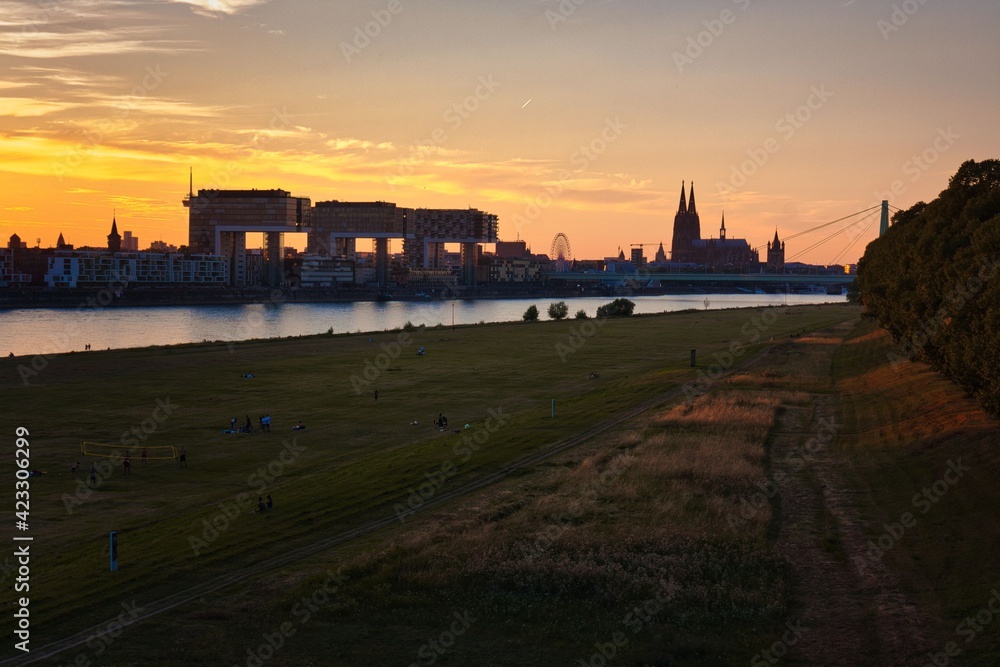 Sonnenuntergang hinter den Kranhäusern und dem Kölner Dom