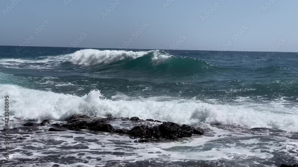 Wellen an Steinküste Gran Canaria im Frühjahr Wellen an Steinküste Gran Canaria im Frühjahr