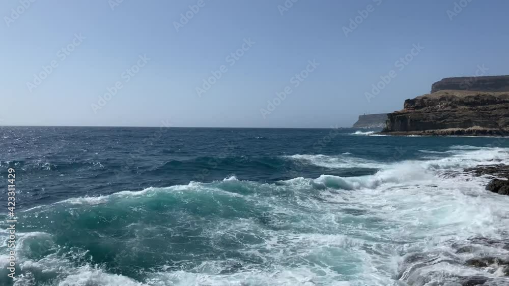 Wellen an Steinküste Gran Canaria im Frühjahr Wellen an Steinküste Gran Canaria im Frühjahr