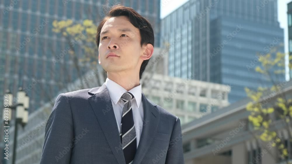 空を見上げるビジネスマン