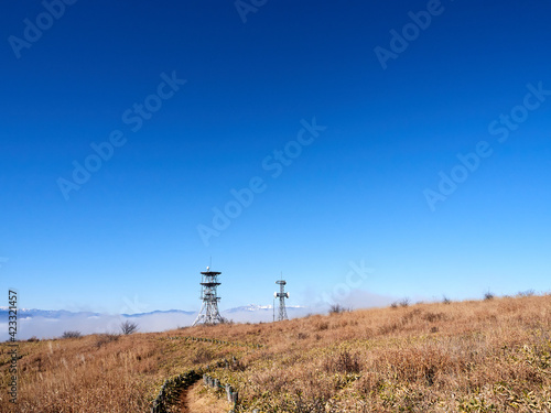 【長野県 塩尻市】 秋の高ボッチ高原 鉄塔と北アルプス（飛騨山脈） © Nagawa