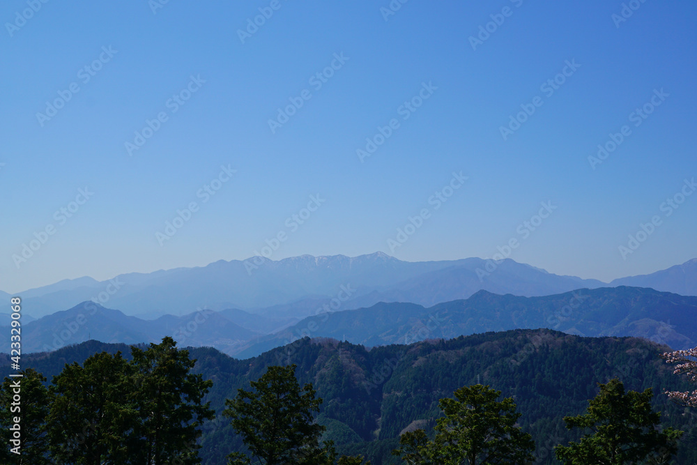 丹沢の山々を眺める　高尾山の展望台からの景色　3月