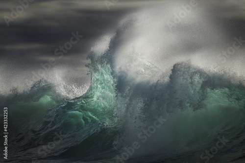 Cuadro en lienzo Huge waves at sunset, Sydney Australia