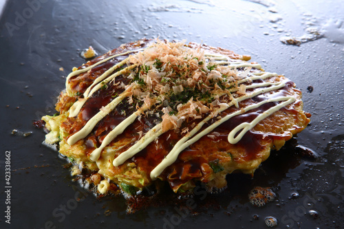 Bild auf Leinwand お好み焼きの調理過程　鉄板