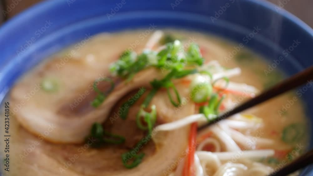 豚骨ラーメン。チャーシューと野菜たっぷりの日本の麺料理。 豚骨ラーメン。チャーシューと野菜たっぷりの日本の麺料理。