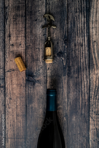 mise en bouteille à la propriété,tirs bouchons,bouchons de liège et bouteille de vin sur table bois photo