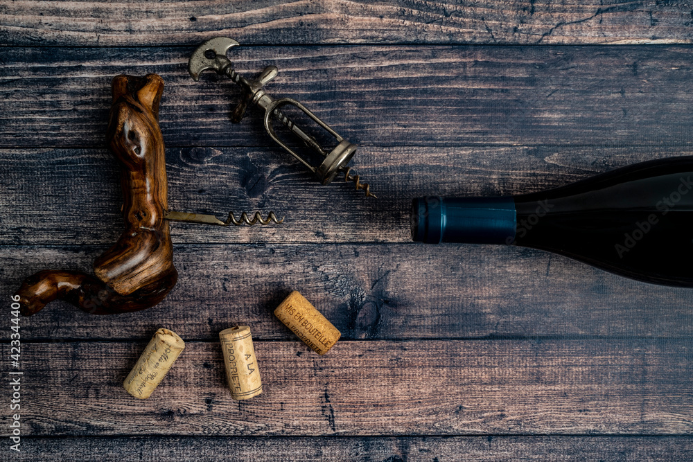 mise en bouteille à la propriété, tirs bouchons,bouchons de liège et bouteille de vin sur table bois