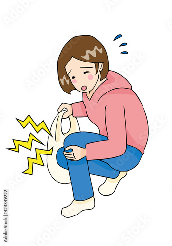膝が痛みしゃがんでいる女性