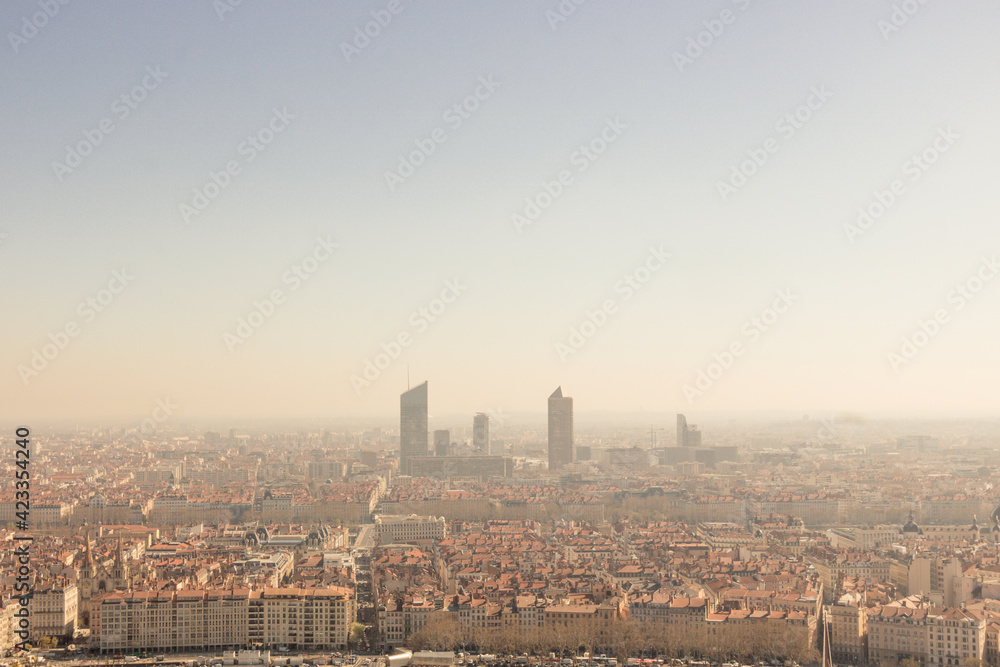 ville de Lyon en France soumise aux canicules et à la pollution à cause du réchauffement climatique
