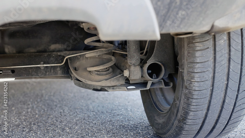 Fotografía The exhaust pipe of a car while the driver is stepping on the gas (no perceptible emission, clean transportation)