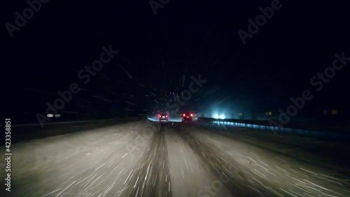 雪が降る夜の北海道の高速道路を走る