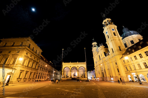 Vollmond am Odeonsplatz photo