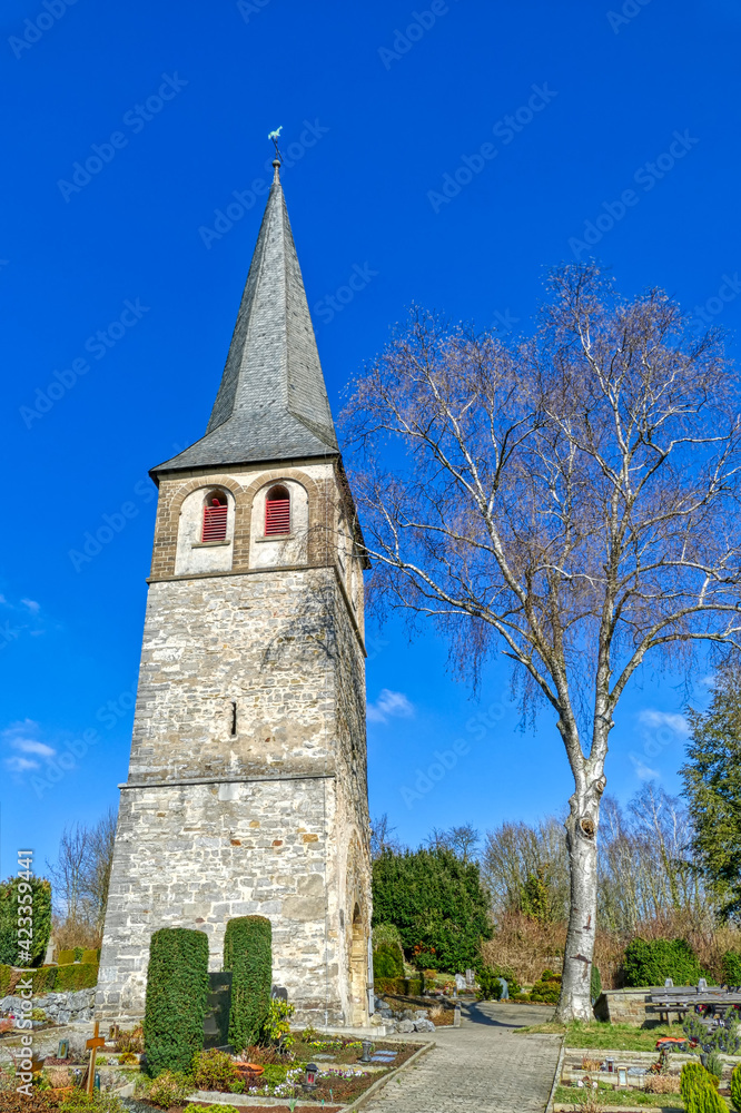 Kirchturm auf einem Friedhof in Gruiten Dorf