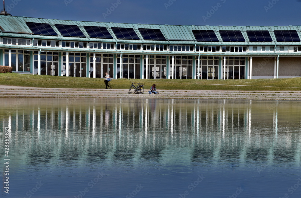 Bürgerhaus im Seepark in Freiburg spiegelt sich im Wasser