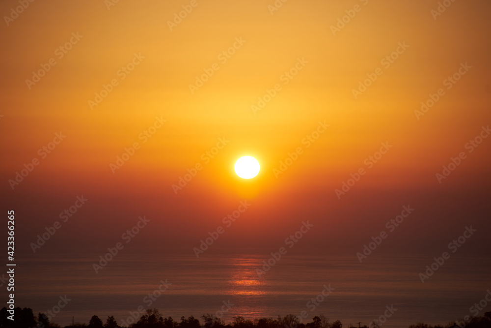 朝日・夕日・水面・海・湖・太陽・正面