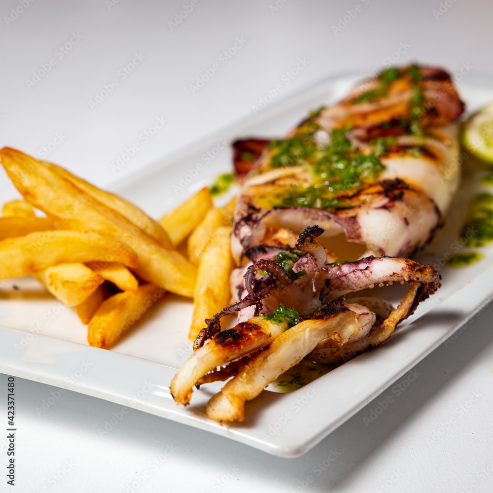 calamar al grill con papas y salsa mojo canario calamar al grill con papas y salsa mojo canario