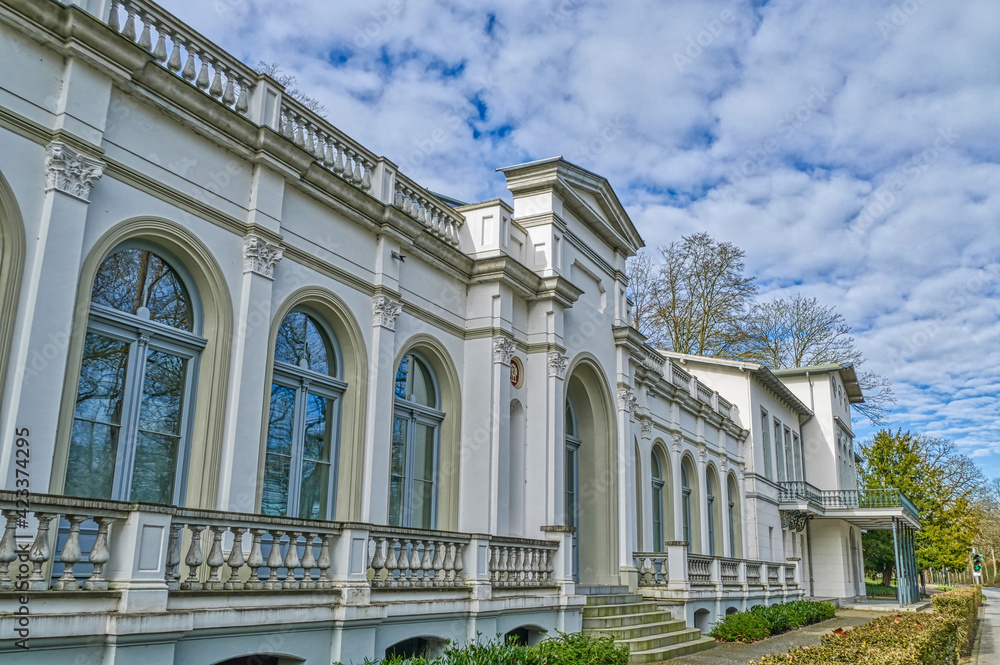 Fototapeta premium Historisches Kurhaus am Tiergarten in Kleve