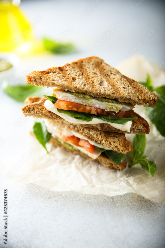 Grilled sandwiches with chicken and mozzarella Grilled sandwiches with chicken and mozzarella
