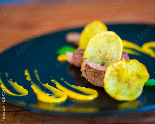 Carne sous vide con erbette photo