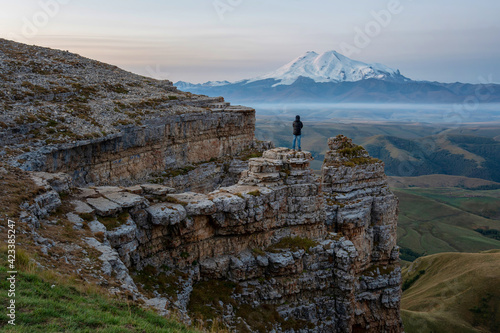 Tableau sur toile Bermamyt plateau is the best place to watch mount Elbrus
