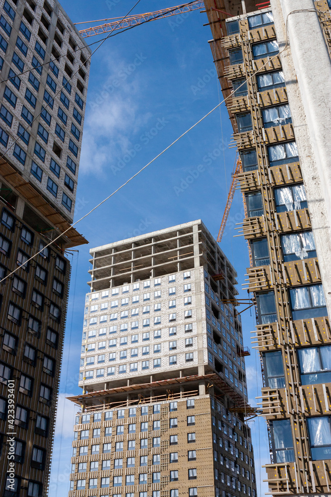 Obraz premium View of high-rise apartment building construction 