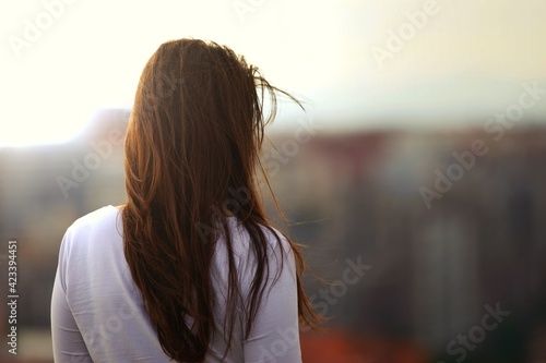 Foto woman looking at sunset