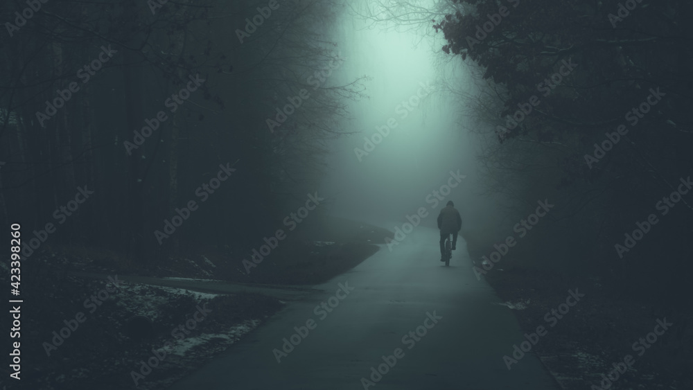Postać rowerzysty we mgle