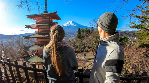 Photography A couple standing next to Chureito Pagoda, Japan and pointing at Mt Fuji in the back