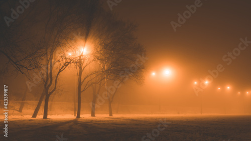 O  wietlona droga we mgle w Lublinie