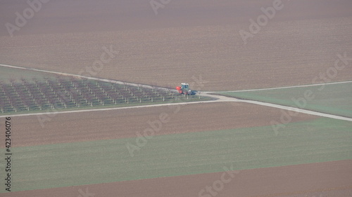 Landwirt auf dem Feld mit dem Trecker photo