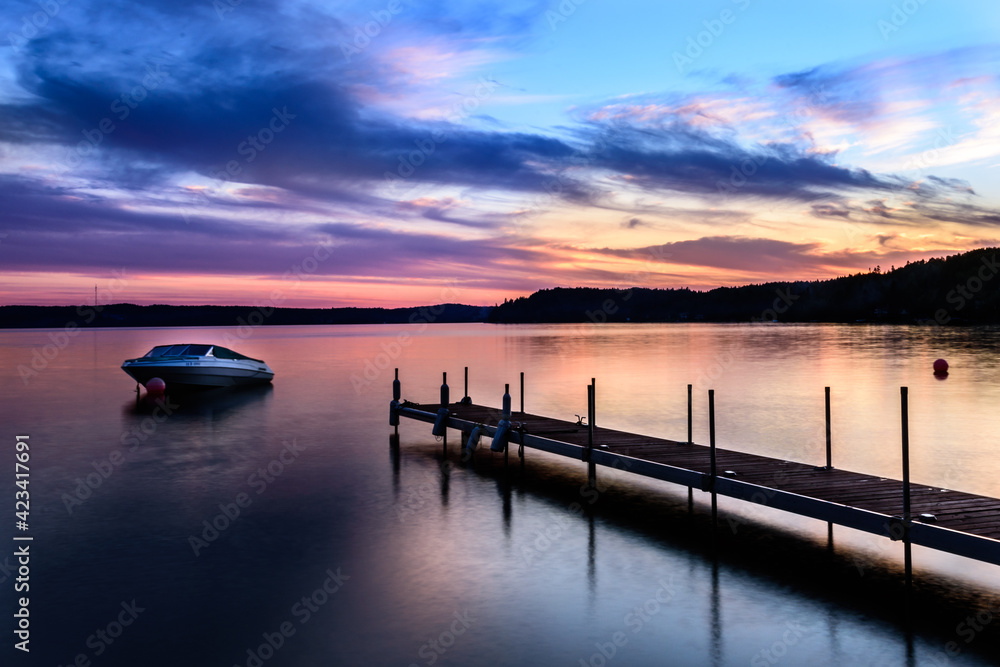 Fototapeta premium Coucher de soleil et bateau