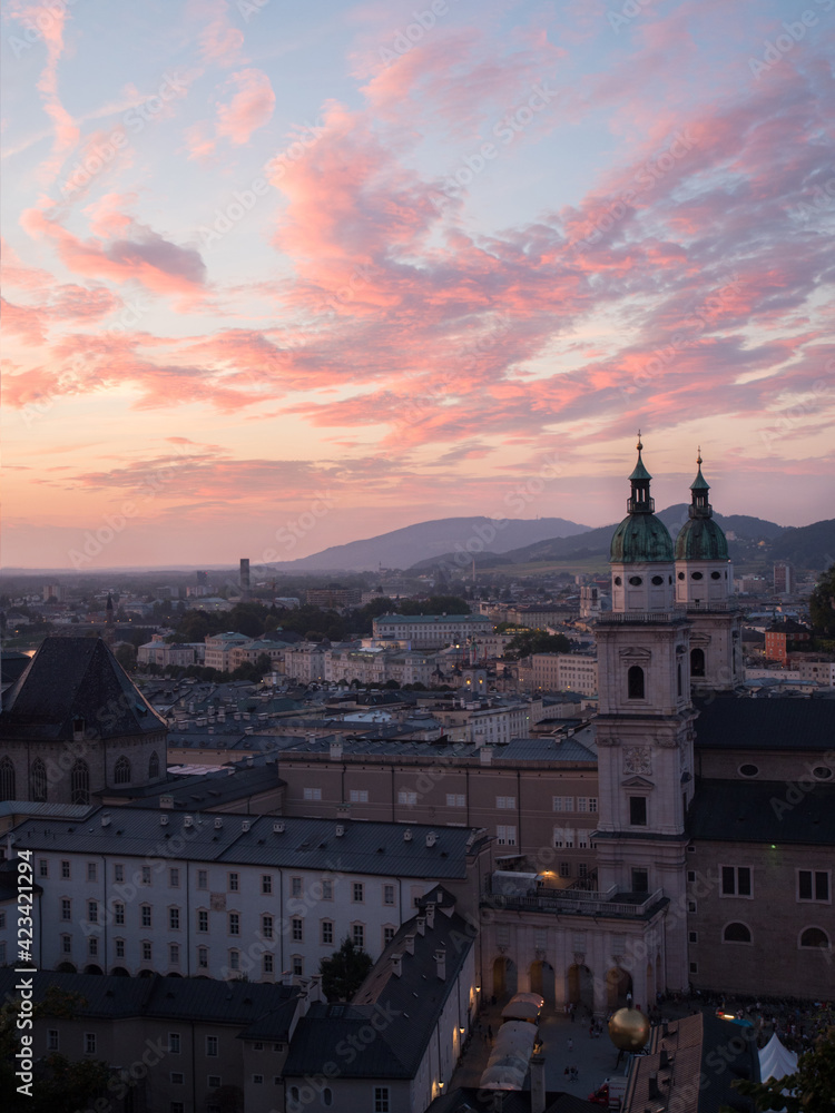 Salzburg in Oesterreich zu Sonnenuntergang