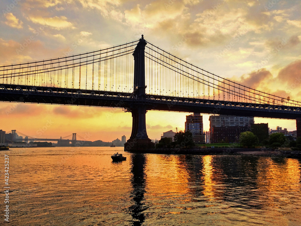 Fototapeta premium Manhattan Bridge at sunrise