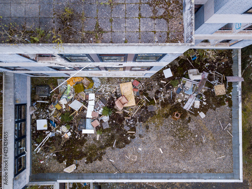 Erstes sichtbares Zeichen der Krise ist ein Müllhaufen auf dem Balkon oder der Dachterasse photo
