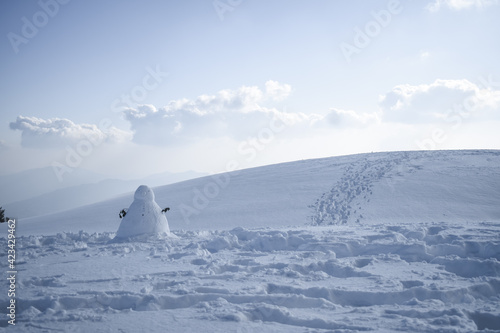 snowman at the top of a mountain © Mahd