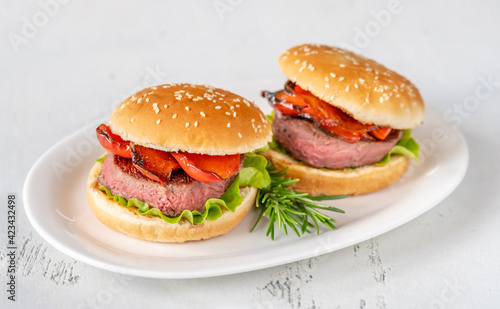 Hamburgers with grilled pepper