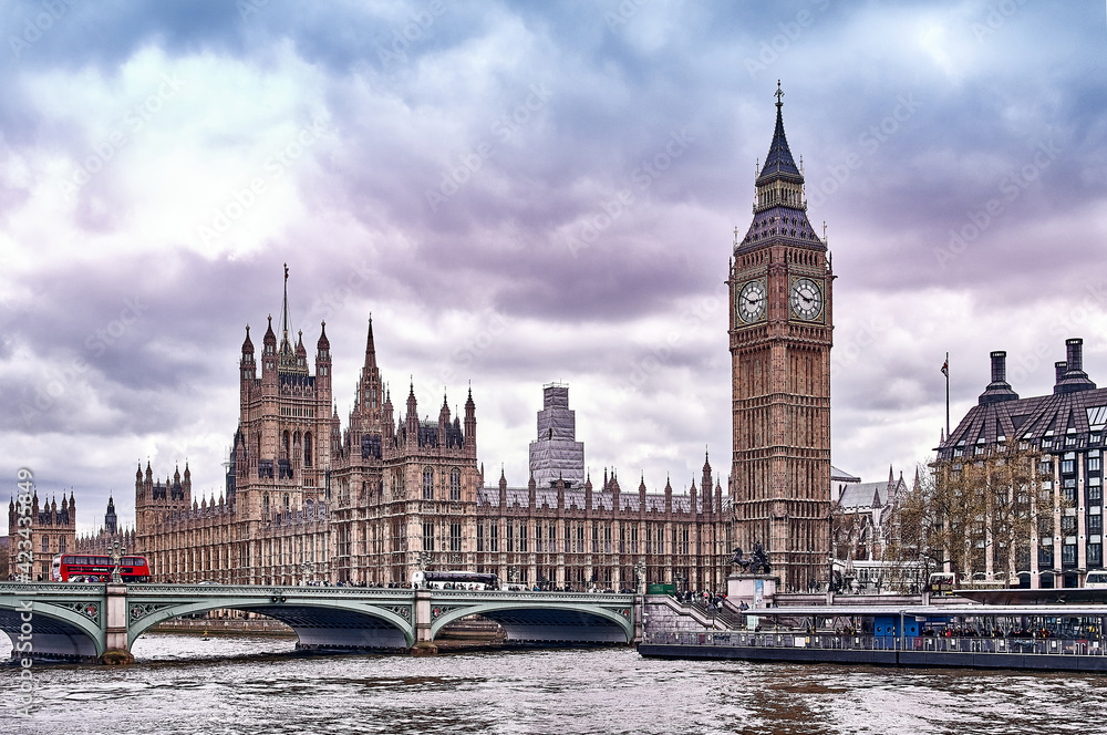 Fototapeta premium view on .parliament and big ben on the thames in london