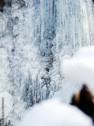 Gefrorener Wasserfall mit Schnee im Winter, Frozen waterfall with snow in winter
