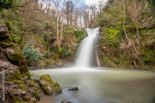 Fototapeta Naklejka Na Ścianę i Meble -  Green Forest And Waterfall Flowing In The Lake ( Çenedağı şelalesi, Derince, Kocaeli Türkiye)