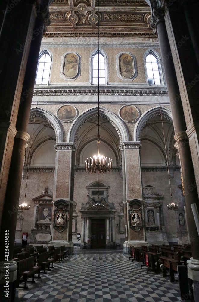 Napoli - Scorcio dalla navata destra del Duomo