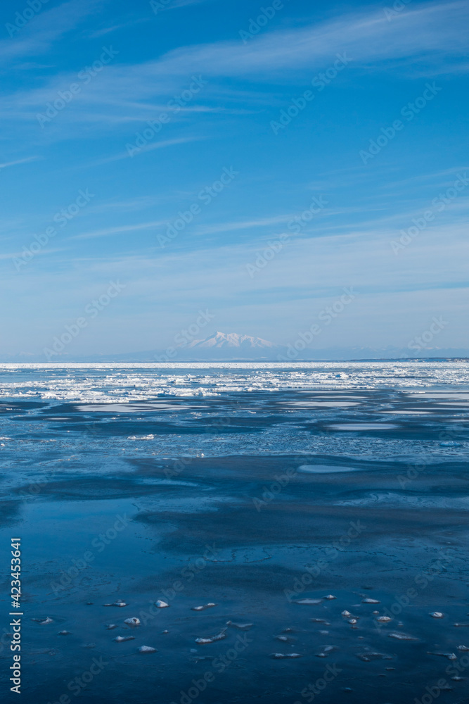 冬の網走市 流氷と斜里岳の風景